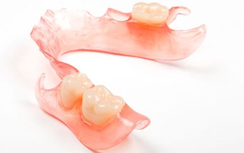 Съемные протезы для нижней челюсти при полной или частичной потери зубов | НАВА